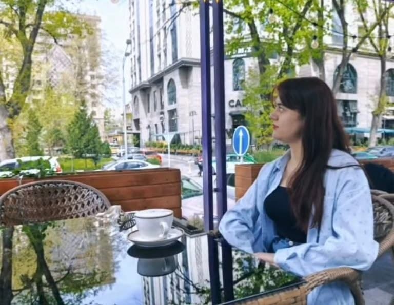 Salimshoeva на весенней террасе кафе в Душанбе